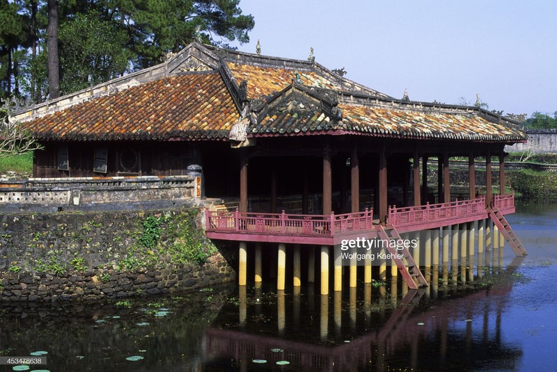 Loat anh moc ve cac lang mo noi tieng o Hue nam 1992-Hinh-2