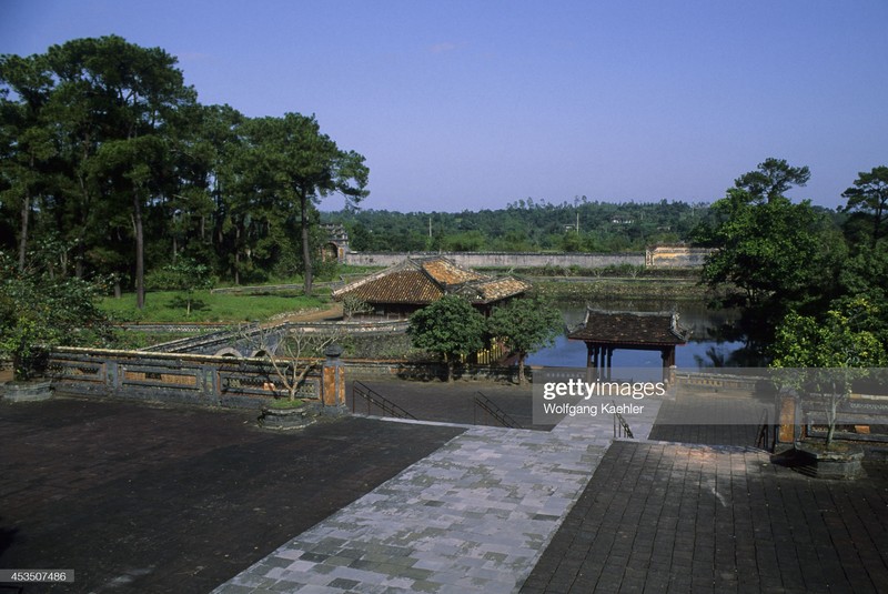 Loat anh moc ve cac lang mo noi tieng o Hue nam 1992-Hinh-3