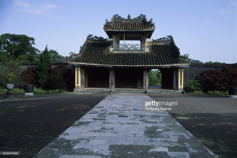 Loat anh moc ve cac lang mo noi tieng o Hue nam 1992-Hinh-4