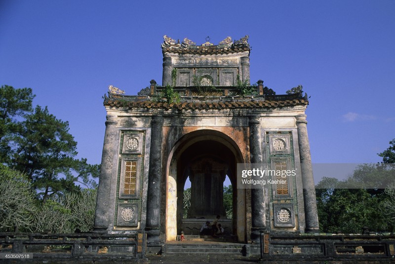 Loat anh moc ve cac lang mo noi tieng o Hue nam 1992-Hinh-6