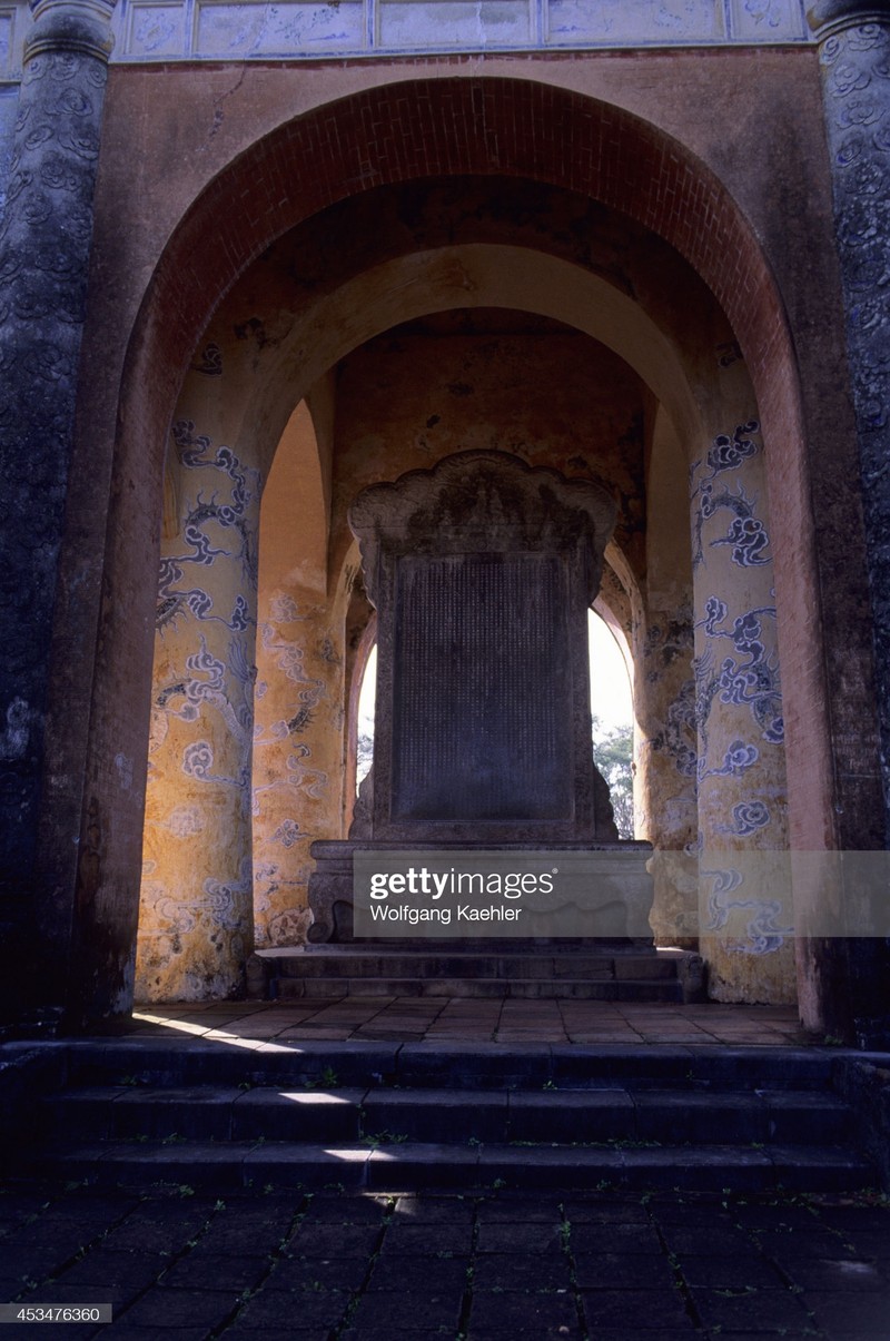 Loat anh moc ve cac lang mo noi tieng o Hue nam 1992-Hinh-7