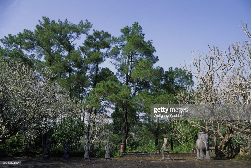 Loat anh moc ve cac lang mo noi tieng o Hue nam 1992-Hinh-9