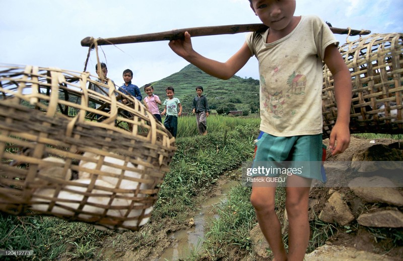 Tre em Viet Nam cuoi thap nien 1990 qua anh cua Patrick Guedj-Hinh-2