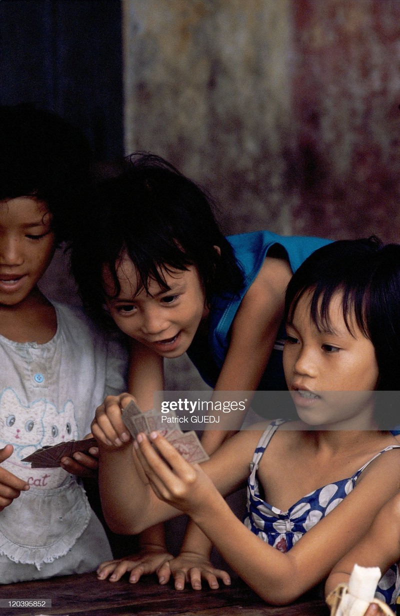 Tre em Viet Nam cuoi thap nien 1990 qua anh cua Patrick Guedj-Hinh-7
