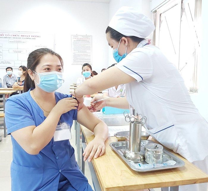 Chieu 20/11: Da tiem hon 106,6 trieu lieu vaccine phong COVID-19