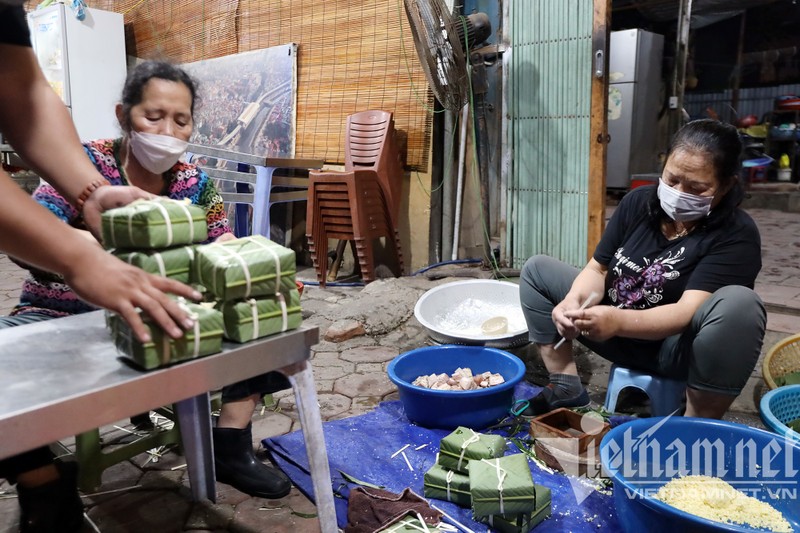 Canh bep lua hong, tet doan vien ngoi trong noi banh chung tren pho o Ha Noi-Hinh-2