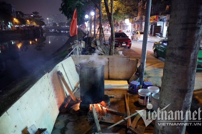 Canh bep lua hong, tet doan vien ngoi trong noi banh chung tren pho o Ha Noi-Hinh-4