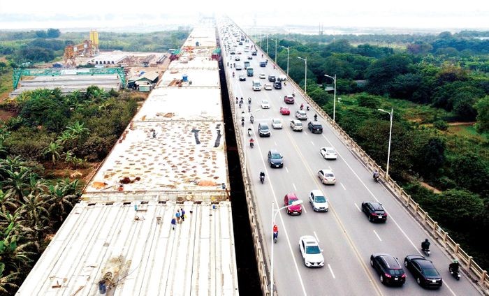 Nhung cau, ham vuot sap 'giam nhiet' cho giao thong Ha Noi