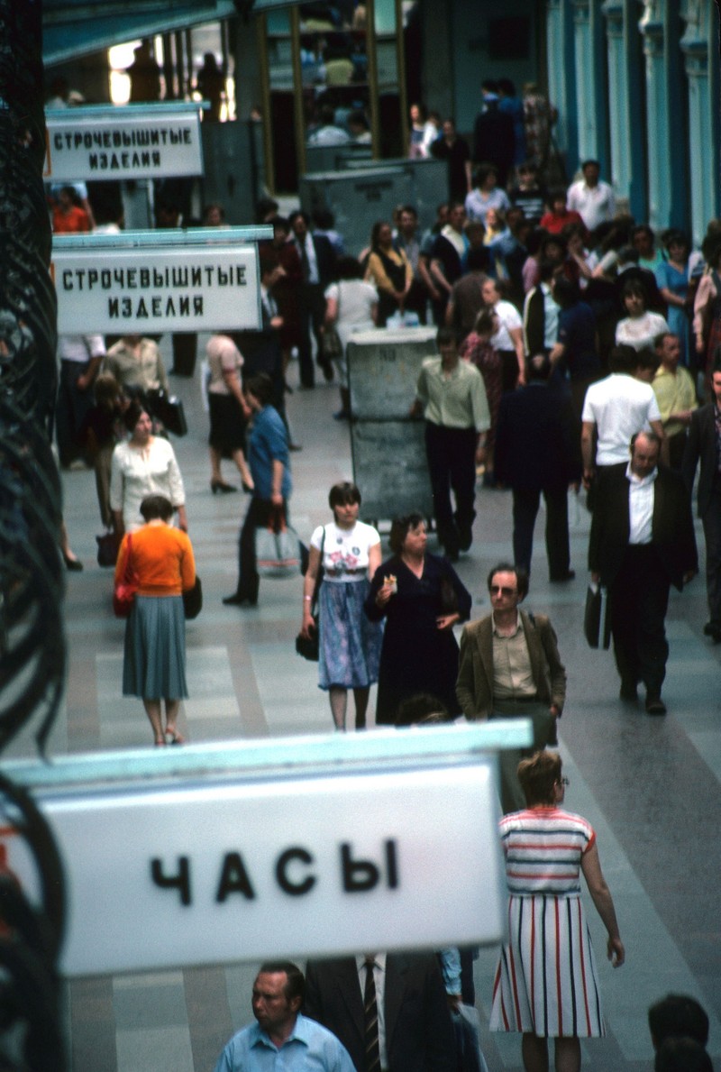Ben trong khu mua sam sang chanh nhat Moscow nam 1985-Hinh-3