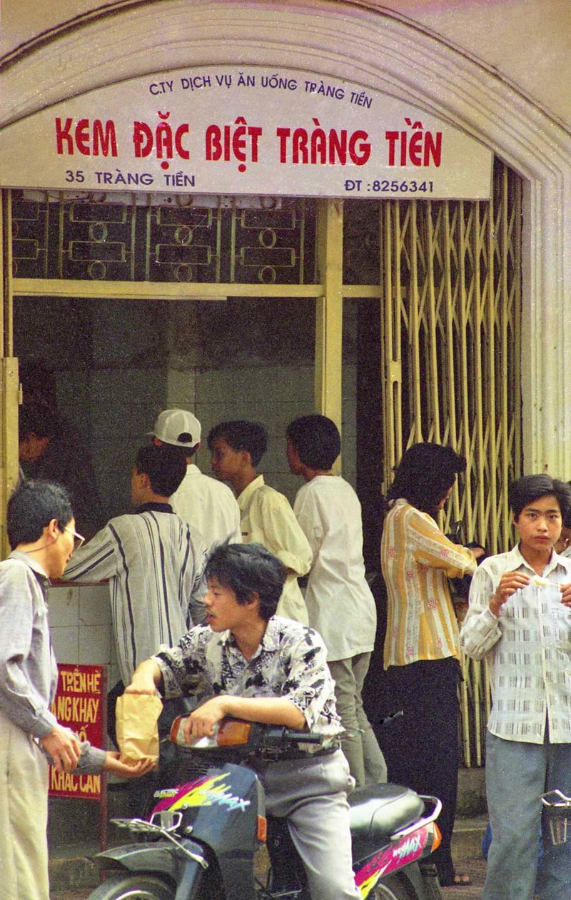 Hình độc về cửa hàng kem Tràng Tiền những năm 1990