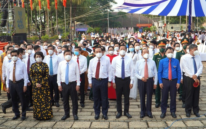 Lanh dao TP HCM dang banh chung, banh day len cac Vua Hung-Hinh-2