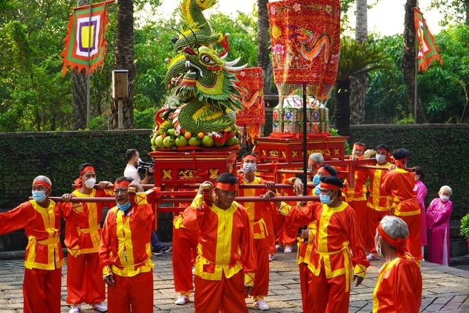 Lanh dao TP HCM dang banh chung, banh day len cac Vua Hung-Hinh-3