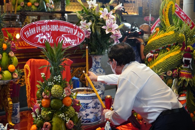 Lanh dao TP HCM dang banh chung, banh day len cac Vua Hung-Hinh-5