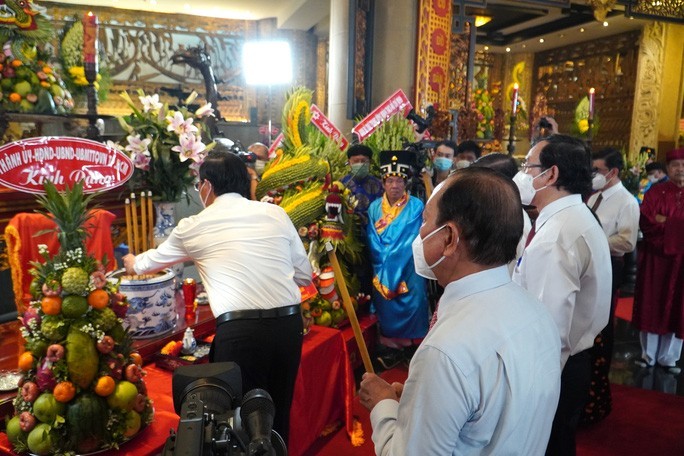 Lanh dao TP HCM dang banh chung, banh day len cac Vua Hung-Hinh-6