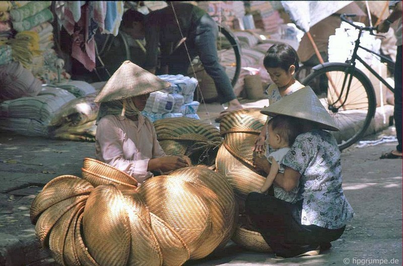 Soi nhung nghe la tren duong pho Ha Noi dau thap nien 1990-Hinh-8