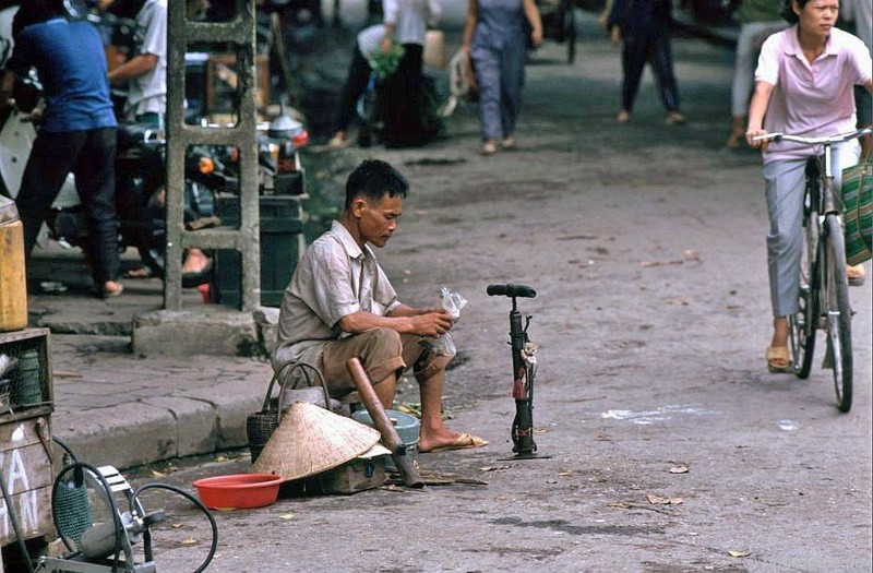 Soi nhung nghe la tren duong pho Ha Noi dau thap nien 1990-Hinh-9