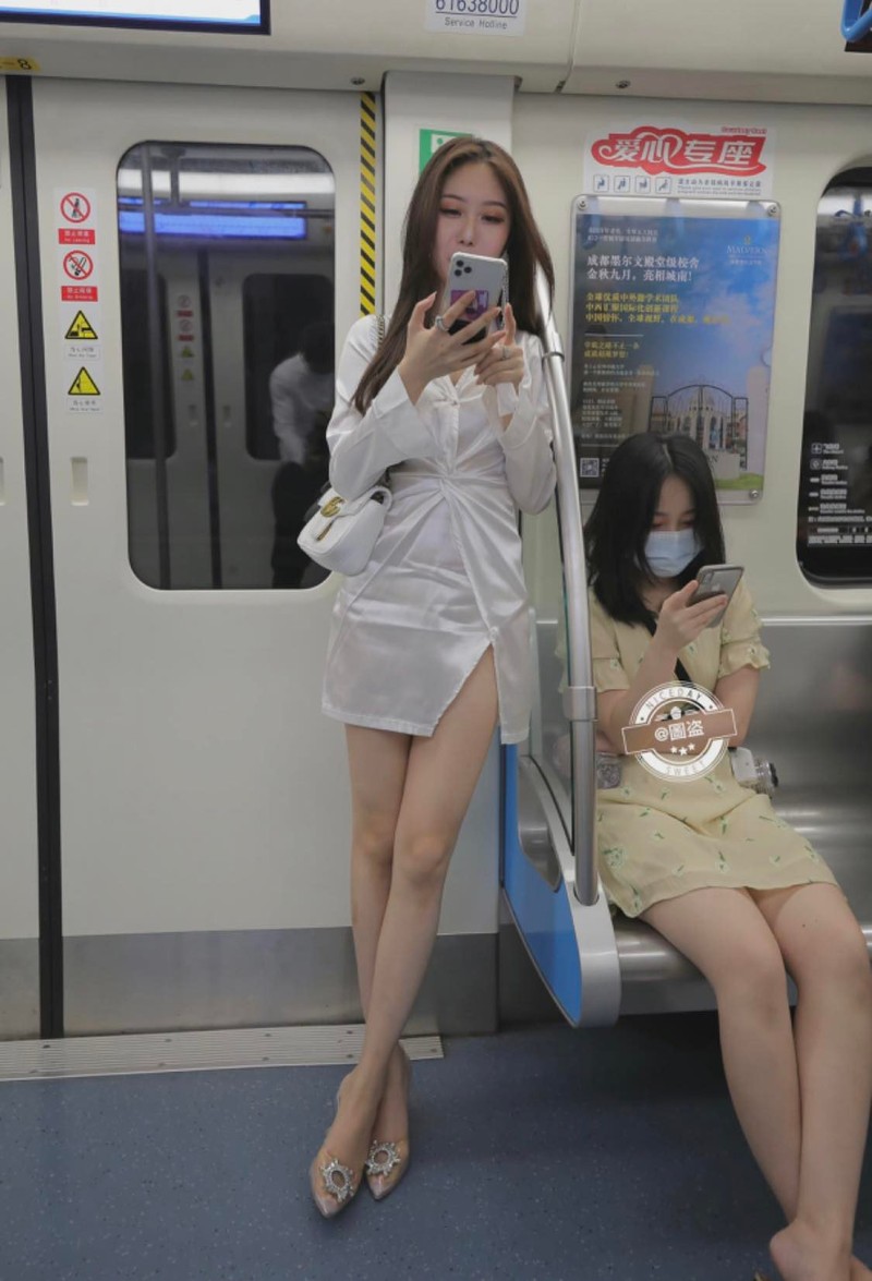 Hot girl xinh đẹp khoe chân dài nuột nà trên tàu điện ngầm