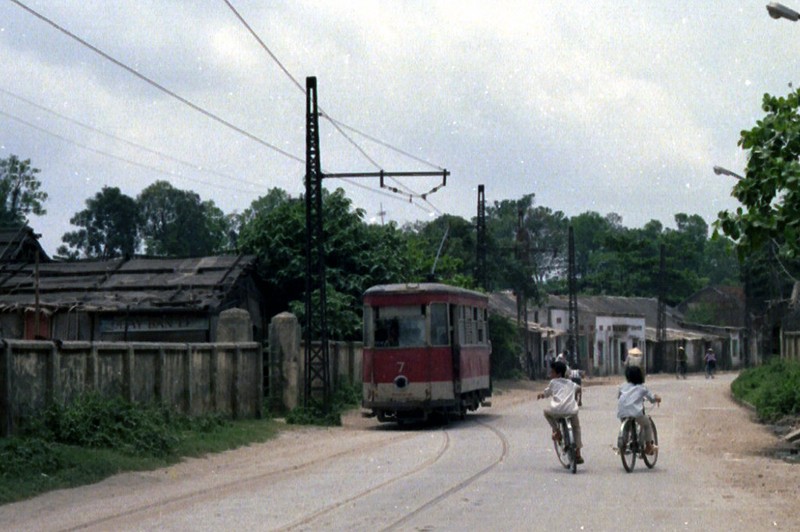 Tau dien o Ha Noi nam 1990 qua ong kinh nu pho nhay Australia-Hinh-3