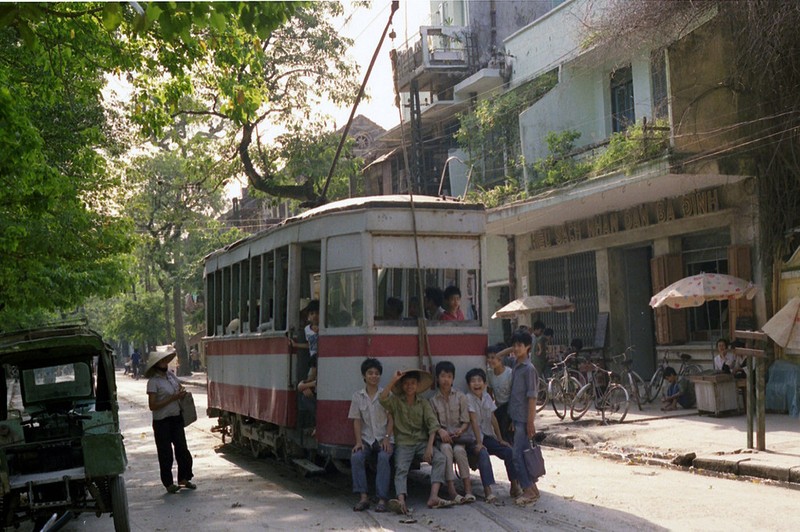 Tau dien o Ha Noi nam 1990 qua ong kinh nu pho nhay Australia