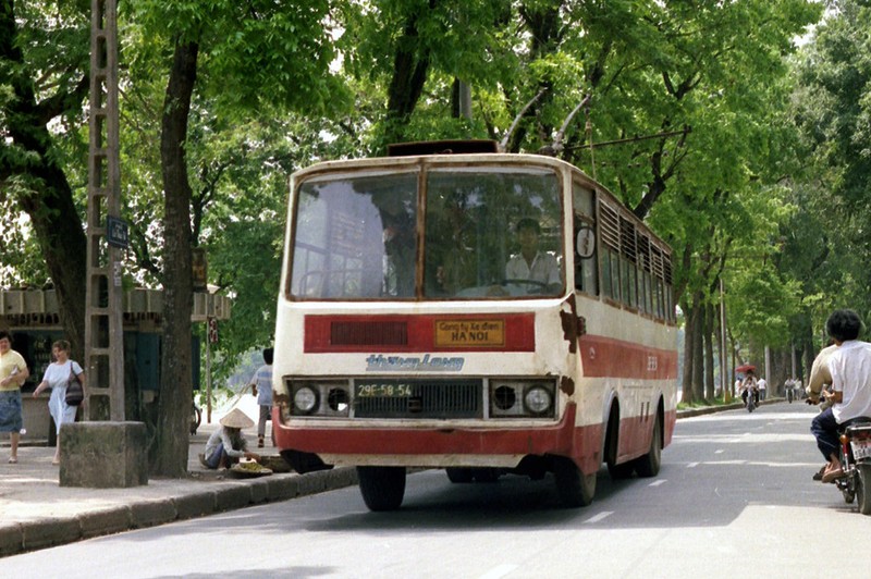 Anh sieu hiem ve tau dien banh hoi o Ha Noi nam 1990-Hinh-2