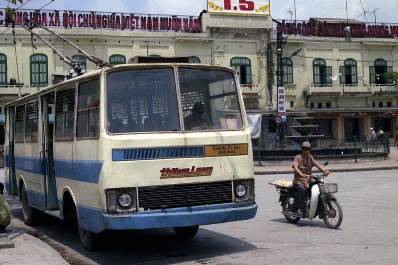 Anh sieu hiem ve tau dien banh hoi o Ha Noi nam 1990-Hinh-3