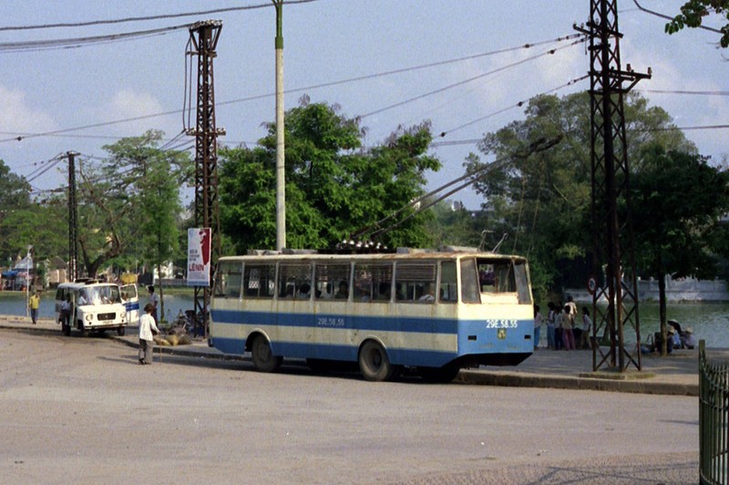 Anh sieu hiem ve tau dien banh hoi o Ha Noi nam 1990-Hinh-4