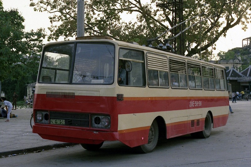 Anh sieu hiem ve tau dien banh hoi o Ha Noi nam 1990-Hinh-5