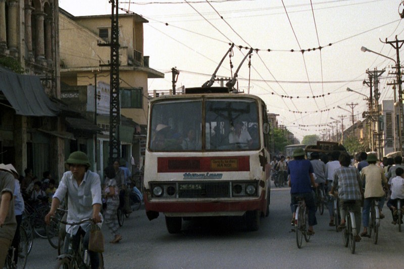 Anh sieu hiem ve tau dien banh hoi o Ha Noi nam 1990