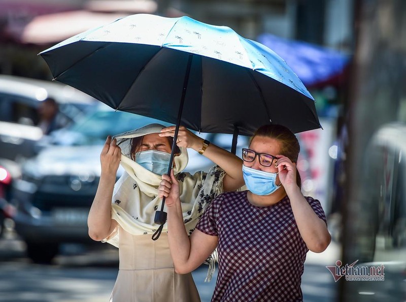 Du bao thoi tiet 4/6: Mien Bac va Trung Bo nang nong gay gat, chieu toi mua giong