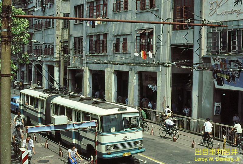 Thich thu voi loat anh sinh dong ve TP Quang Chau nam 1983-Hinh-9