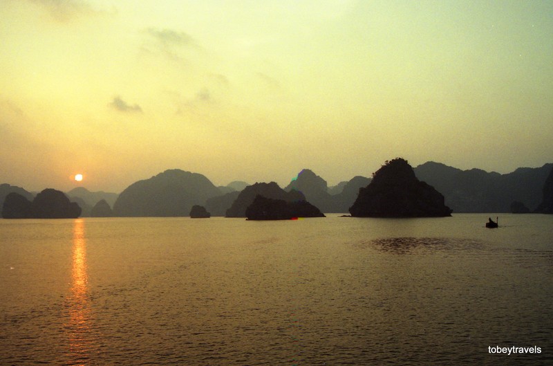 Lang ngam ve dep moc cua Ha Long - Cat Ba thap nien 1990-Hinh-2