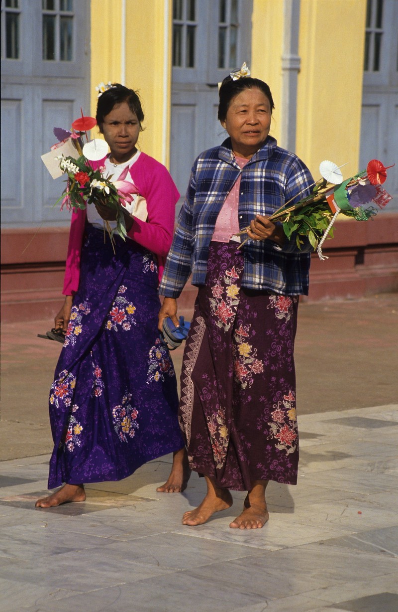 Anh chan dung tuyet dep cua nguoi Myanmar 30 nam truoc-Hinh-6