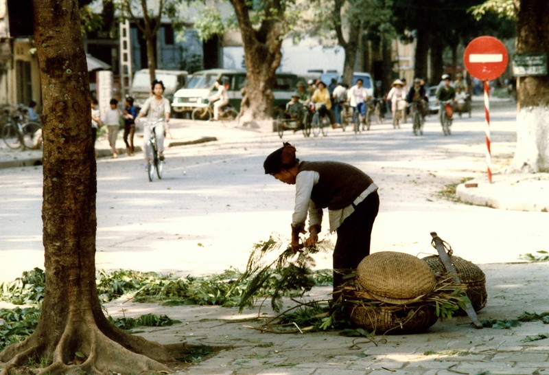 Can canh cuoc muu sinh tren he pho Ha Noi nam 1990-Hinh-11