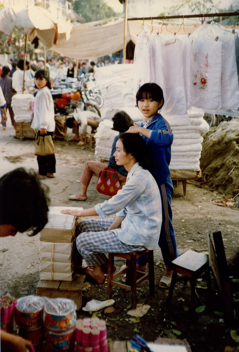 Can canh cuoc muu sinh tren he pho Ha Noi nam 1990-Hinh-12