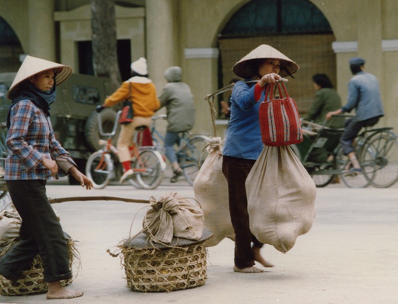 Can canh cuoc muu sinh tren he pho Ha Noi nam 1990-Hinh-7