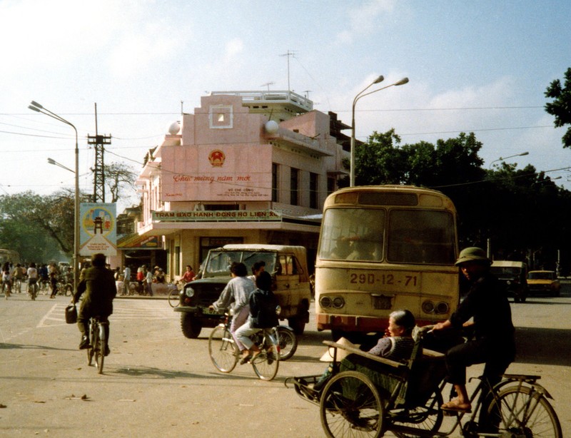 Loat anh hiem va doc ve giao thong o Ha Noi nam 1990 (1)-Hinh-5