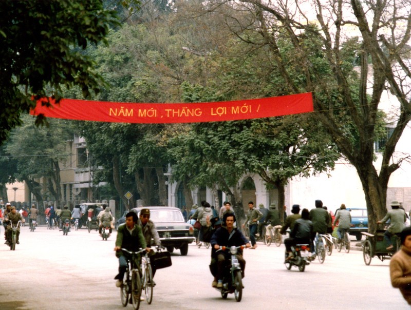 Loat anh hiem va doc ve giao thong o Ha Noi nam 1990 (1)