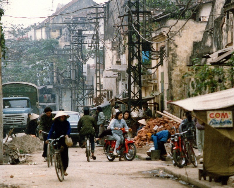 Loat anh hiem va doc ve giao thong o Ha Noi nam 1990 (2)-Hinh-11