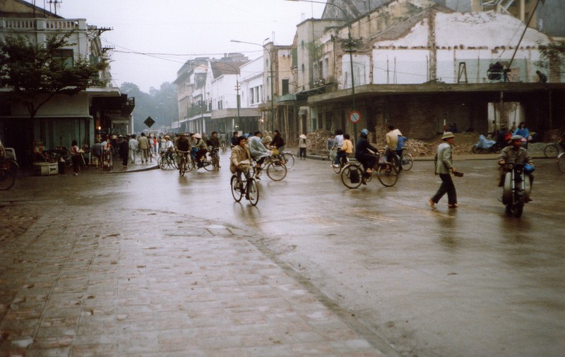 Loat anh hiem va doc ve giao thong o Ha Noi nam 1990 (2)-Hinh-4