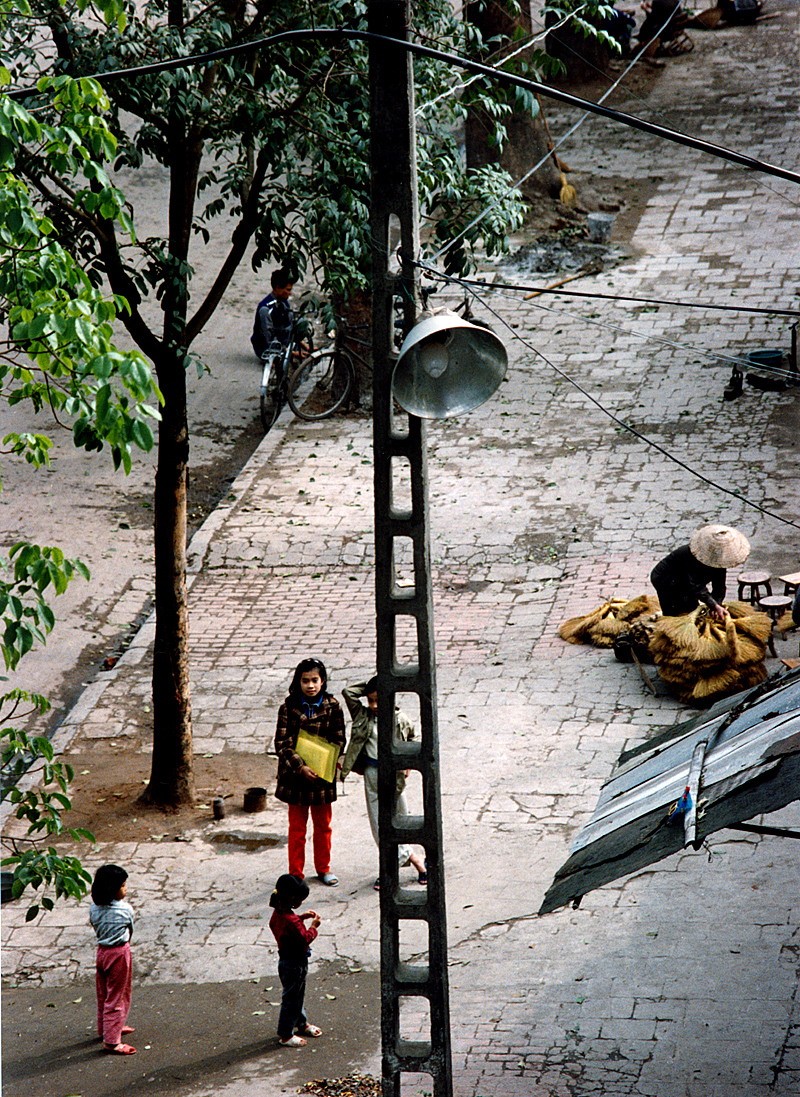 Loat anh “mot thoi de nho” ve tre em Ha Noi hau bao cap-Hinh-3