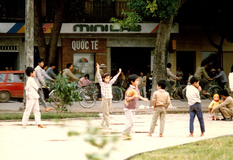 Loat anh “mot thoi de nho” ve tre em Ha Noi hau bao cap