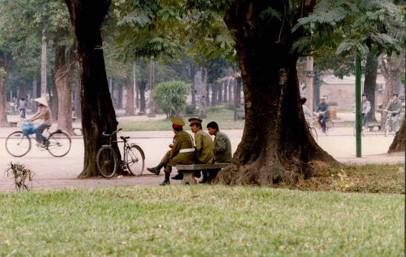 Mat mat voi nhung con duong rop bong cay o Ha Noi nam 1990-Hinh-2