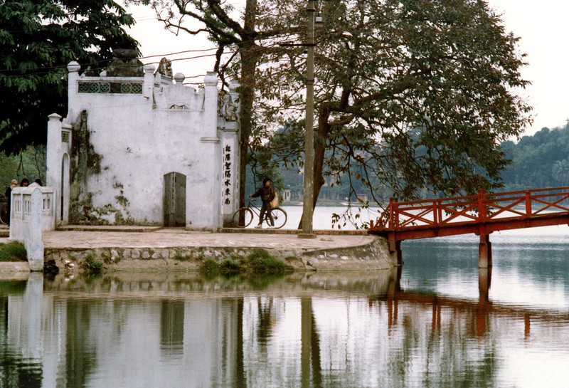 Anh doc: Ve moc mac cua den Ngoc Son o Ha Noi nam 1990-Hinh-4