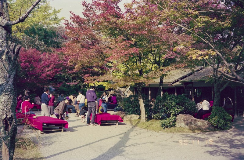 Ngan nguoi truoc ve dep mua thu Kyoto nam 1990-Hinh-12