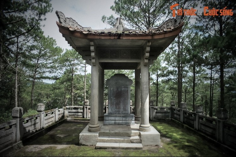 Lanh nguoi o khu lang mo da trong vang giua rung thong Da Lat