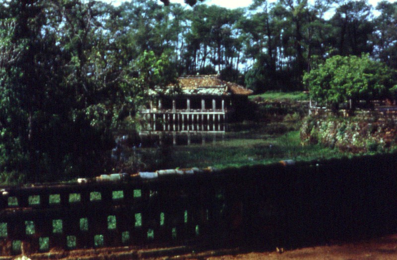 Anh hiem: Kham pha dien mao cac lang tam o Hue nam 1986-Hinh-9