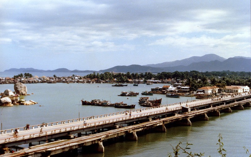 Loat anh quyen ru me hon ve phong canh Nha Trang nam 1988-Hinh-4