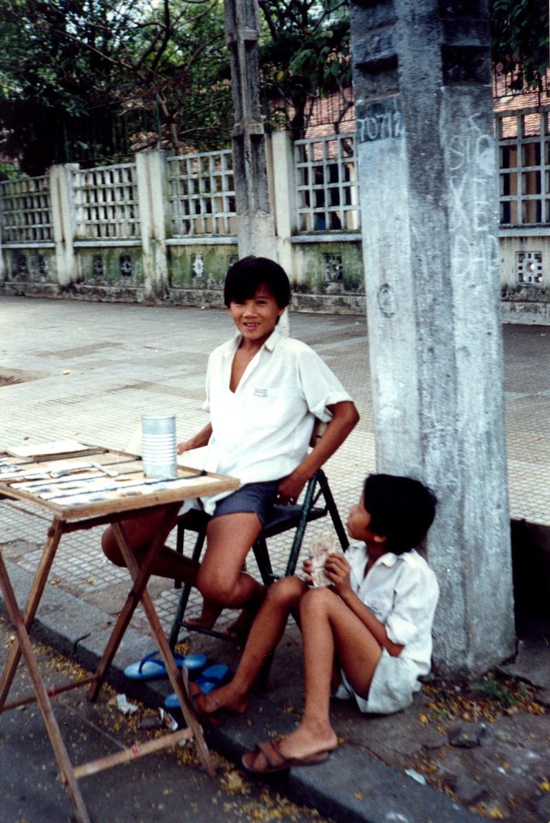 Loat anh cuc doc ve tre em o TP. HCM nam 1988-Hinh-4