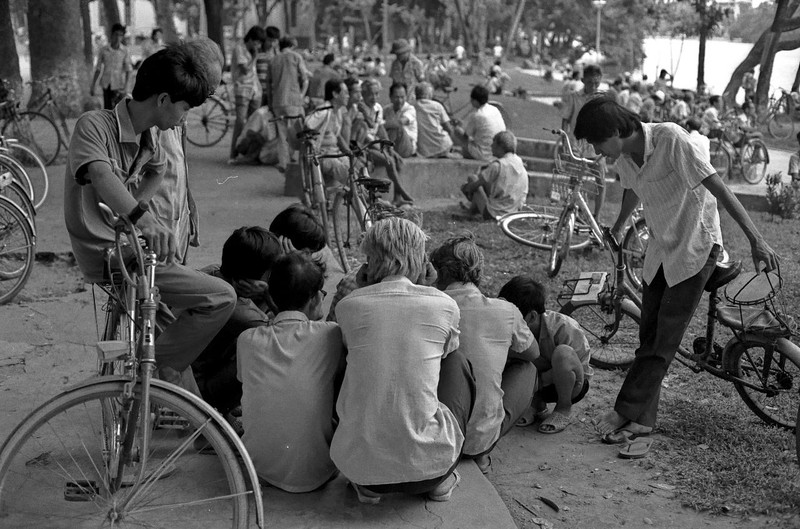 Xuc dong voi loat anh den trang ve Ha Noi nam 1989-Hinh-3