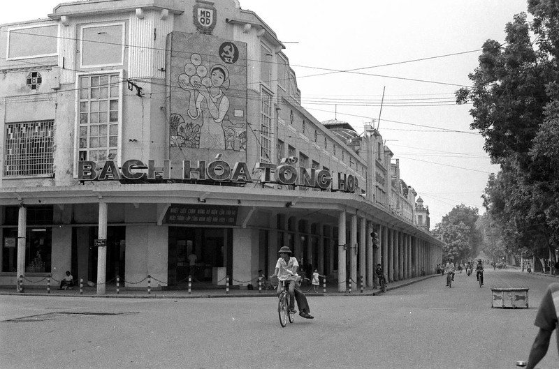 Xuc dong voi loat anh den trang ve Ha Noi nam 1989-Hinh-4